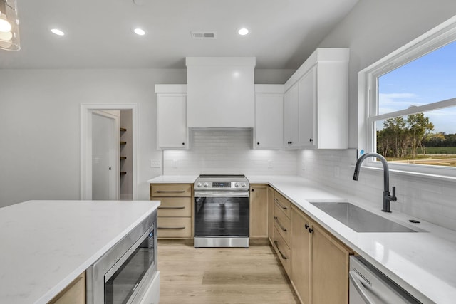 kitchen featuring light wood finished floors, visible vents, appliances with stainless steel finishes, a sink, and recessed lighting