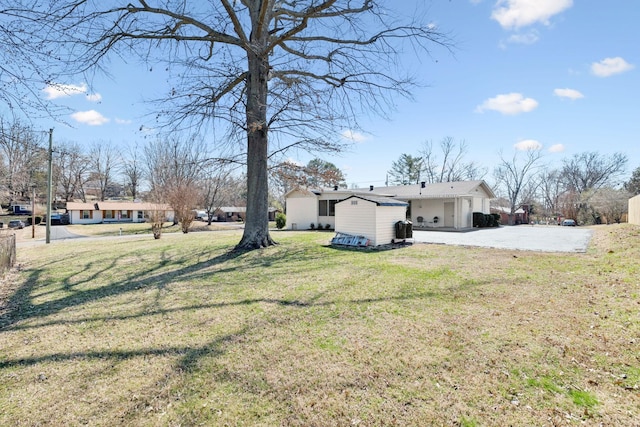 view of yard with an outdoor structure