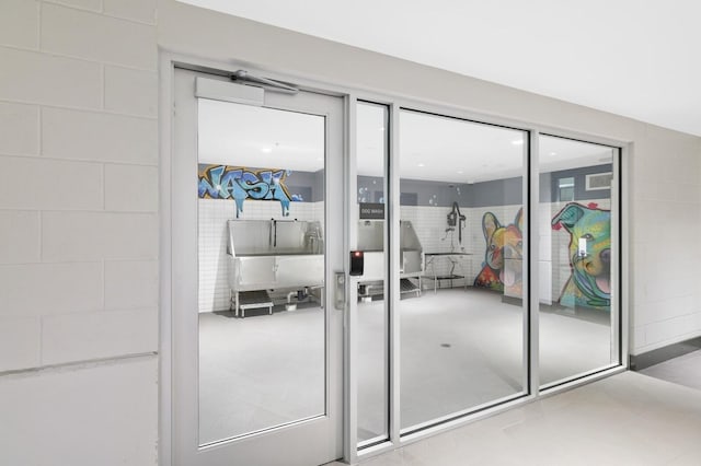 entryway featuring concrete block wall