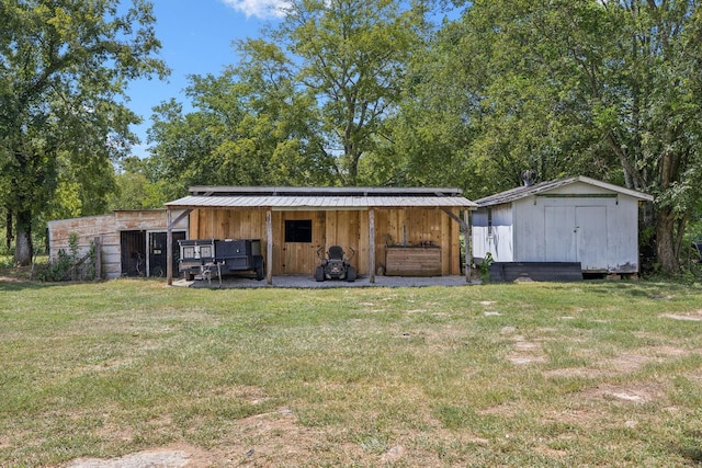 view of outdoor structure with an outbuilding