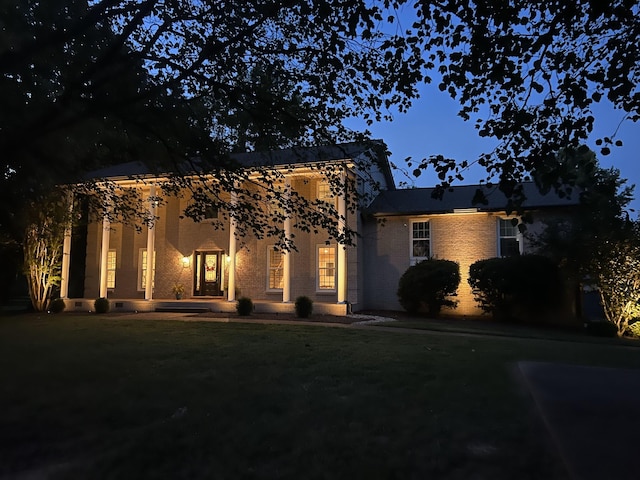 view of front facade featuring a front lawn