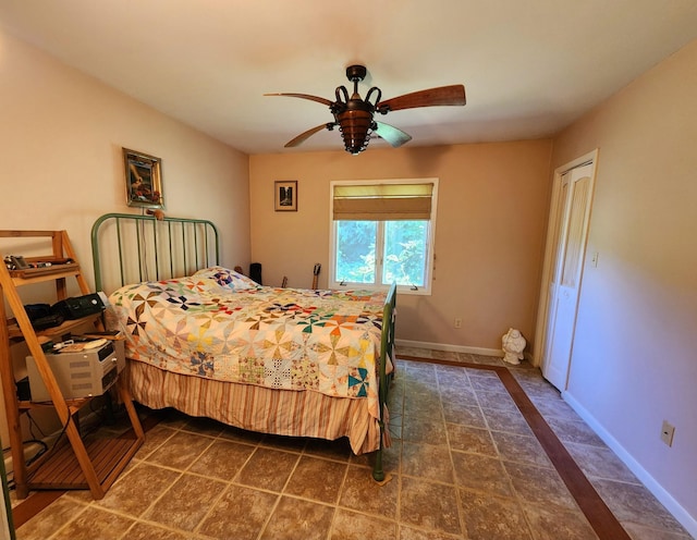 bedroom with a ceiling fan and baseboards