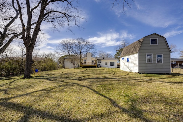 view of yard featuring an outdoor structure