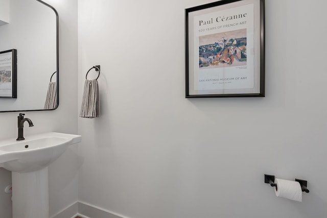 bathroom featuring a sink and baseboards