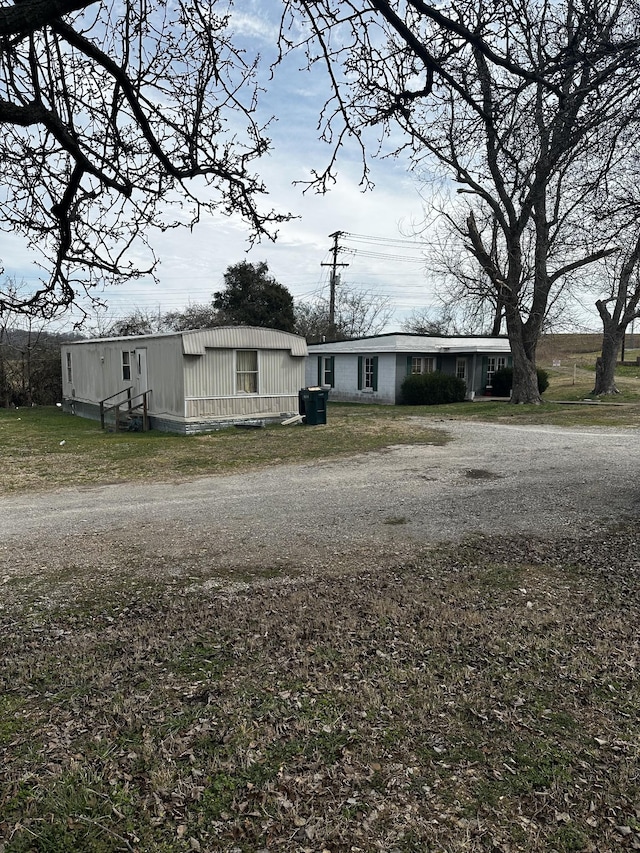 manufactured / mobile home with driveway