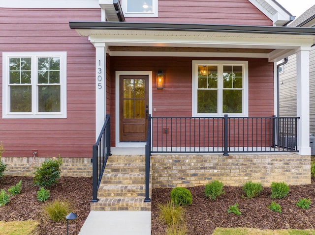 property entrance featuring a porch