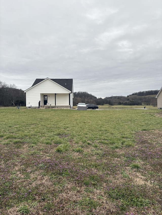 view of yard with an outdoor structure