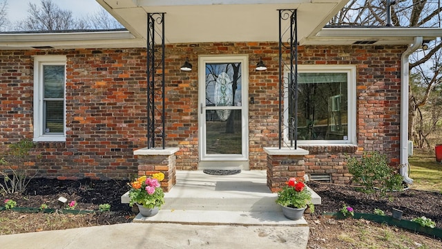 property entrance featuring crawl space