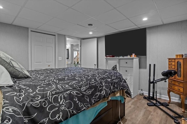 bedroom featuring visible vents, a drop ceiling, wood finished floors, and recessed lighting