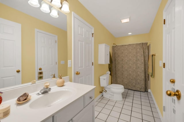 full bathroom featuring a notable chandelier, curtained shower, toilet, vanity, and tile patterned flooring