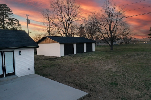 view of outdoor structure with an outbuilding