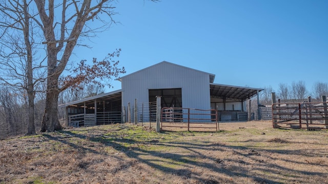 view of outdoor structure with an outbuilding and an exterior structure