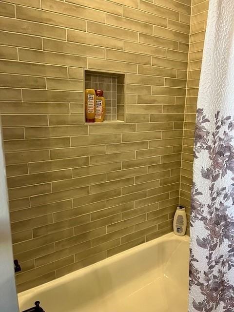 bathroom featuring shower / tub combo