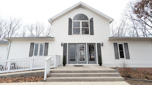 traditional-style home featuring crawl space