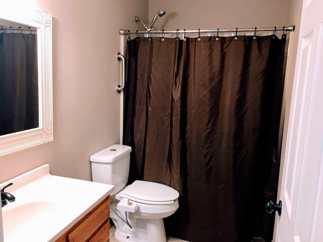 full bathroom featuring toilet, curtained shower, and vanity