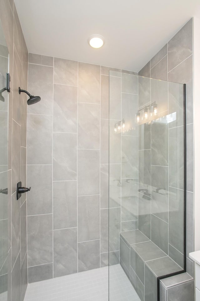 bathroom featuring tiled shower