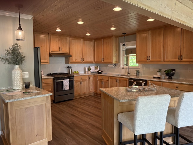 kitchen featuring a sink, wooden ceiling, under cabinet range hood, gas stove, and freestanding refrigerator