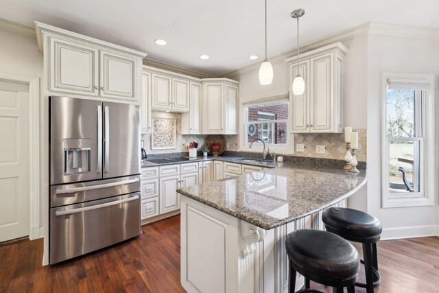 1608 Knox Dr, Brentwood, TN 37027 - kitchen featuring crown molding, stainless steel fridge with ice dispenser, a breakfast bar, a peninsula, and a sink