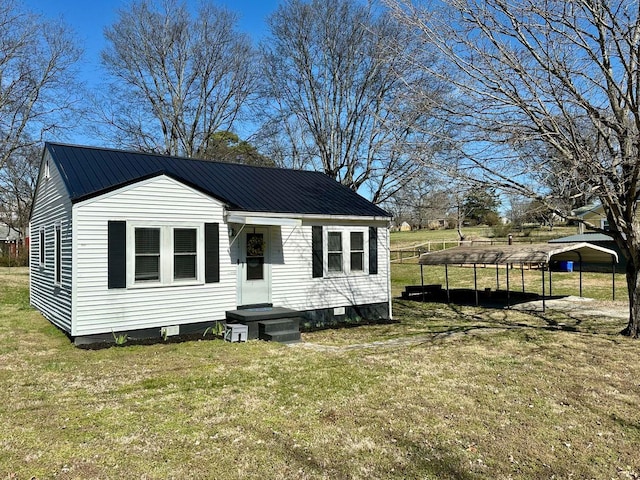 view of front facade featuring metal roof and a front lawn