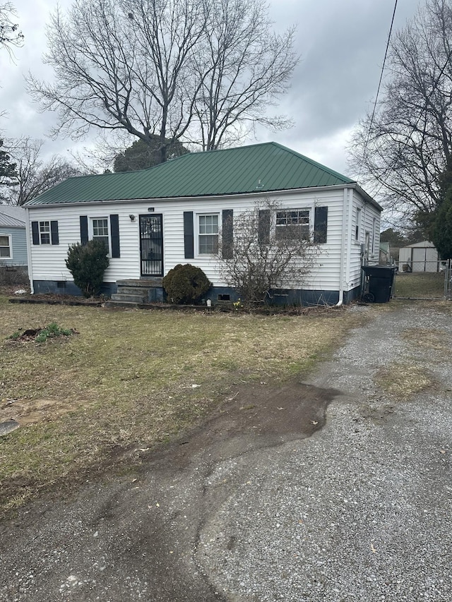 26 Central Ave, Tullahoma, TN 37388 - view of front of home with gravel driveway, metal roof, crawl space, and a front yard