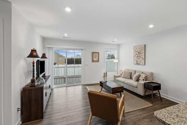 living area with dark wood-style floors, baseboards, visible vents, and recessed lighting