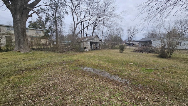 view of yard featuring an outbuilding