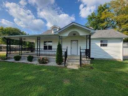 view of front facade featuring a front yard and covered porch