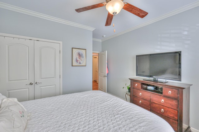 bedroom with ornamental molding, a closet, and a ceiling fan