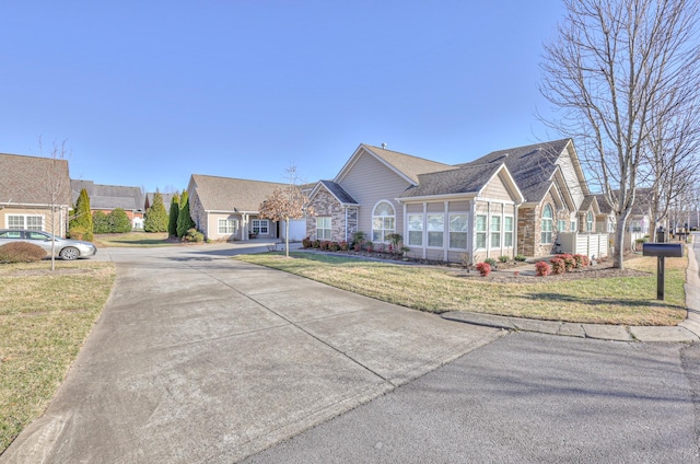 view of front facade featuring a front lawn