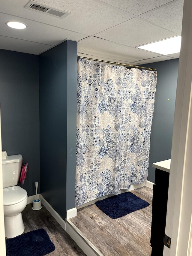 579 Old Celina Rd, Allons, TN 38541 - full bath with toilet, a paneled ceiling, wood finished floors, visible vents, and baseboards