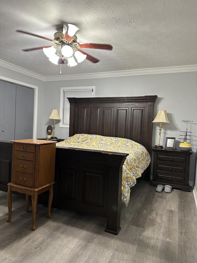 579 Old Celina Rd, Allons, TN 38541 - bedroom featuring light wood-style floors, crown molding, a textured ceiling, and ceiling fan
