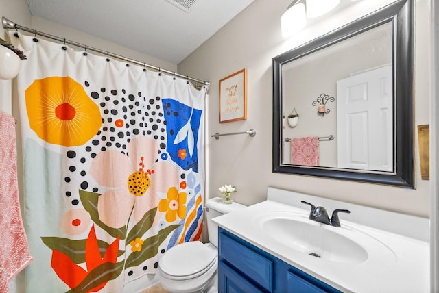 full bath with toilet, a shower with shower curtain, and vanity