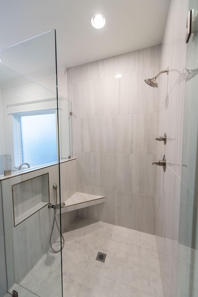 bathroom featuring tiled shower