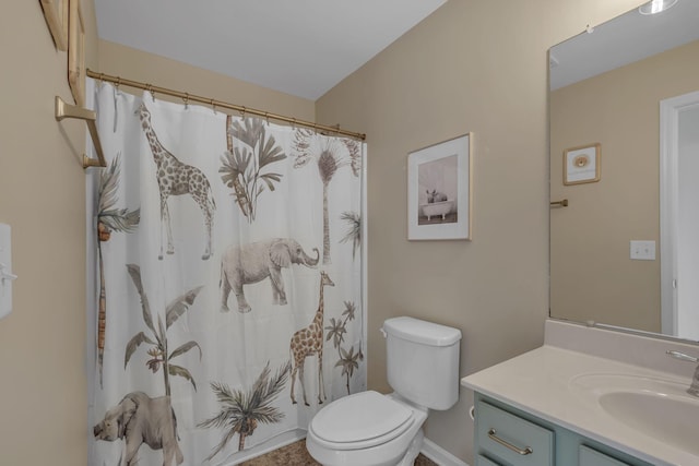 full bathroom featuring a shower with curtain, vanity, and toilet