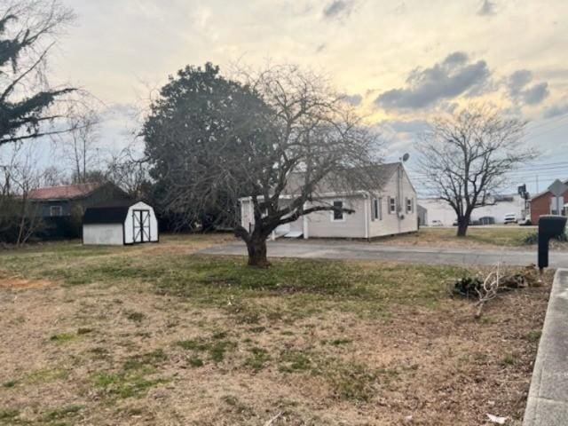 view of yard with an outdoor structure and a storage shed