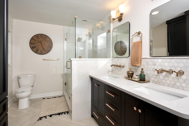 full bath with a stall shower, a sink, toilet, and decorative backsplash