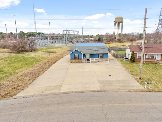 view of front of property featuring fence and a front lawn