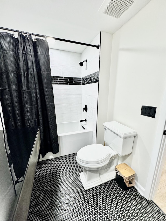 full bath featuring visible vents, shower / bath combo with shower curtain, and toilet