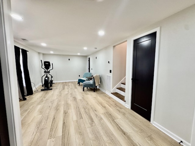 workout room featuring light wood-style flooring, visible vents, baseboards, and recessed lighting