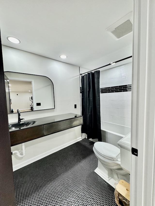 bathroom featuring shower / tub combo, visible vents, toilet, vanity, and recessed lighting