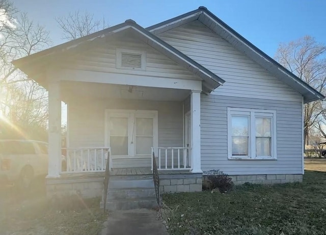 view of front of house featuring a porch and crawl space