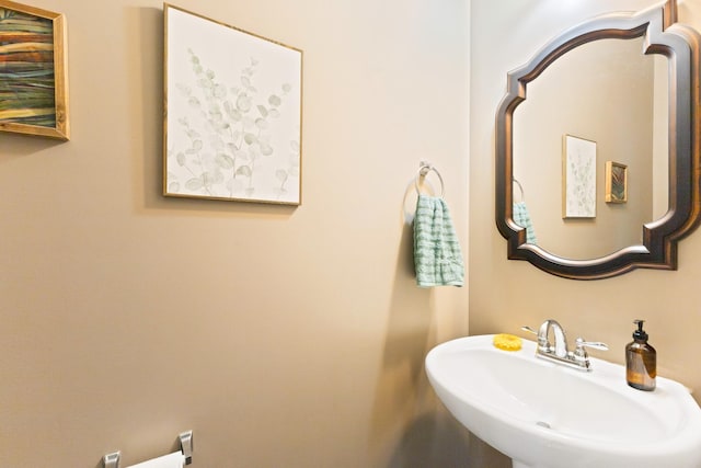 bathroom featuring a sink