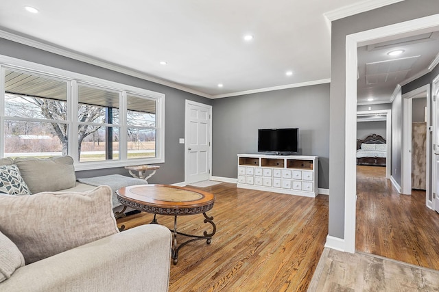 living area featuring baseboards, recessed lighting, wood finished floors, and crown molding