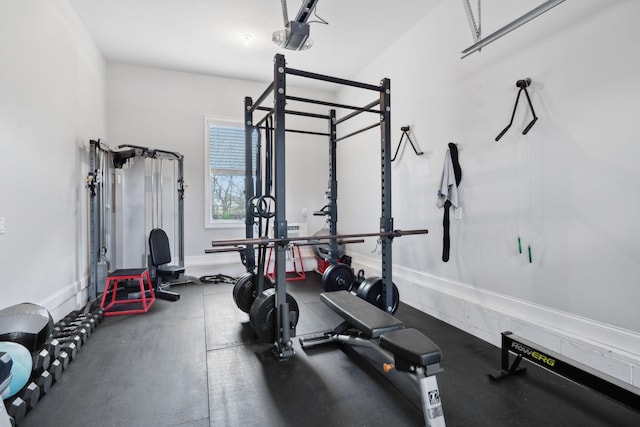 exercise room featuring baseboards