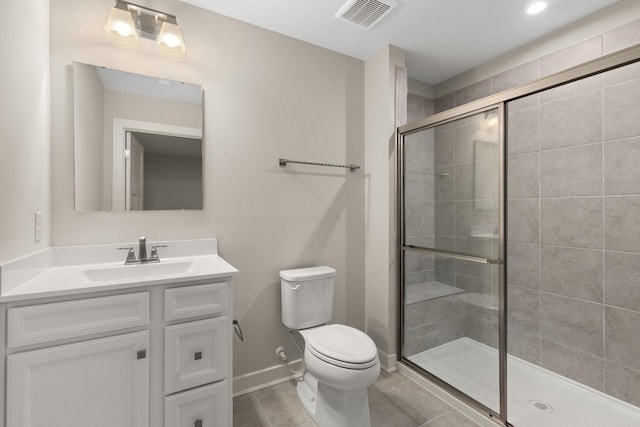 full bathroom featuring visible vents, toilet, a shower stall, vanity, and baseboards