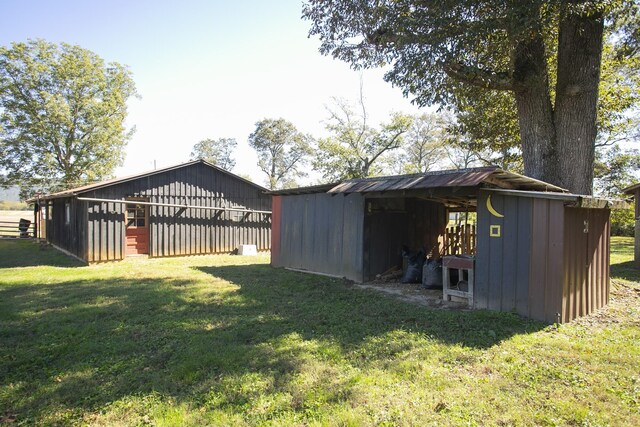 view of yard with an outdoor structure and an outbuilding