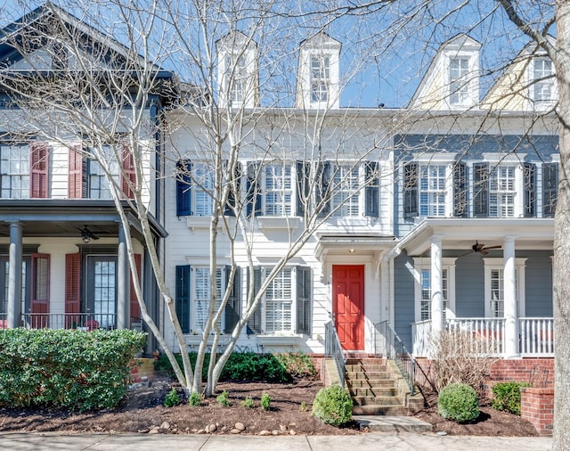 view of front of property featuring a ceiling fan