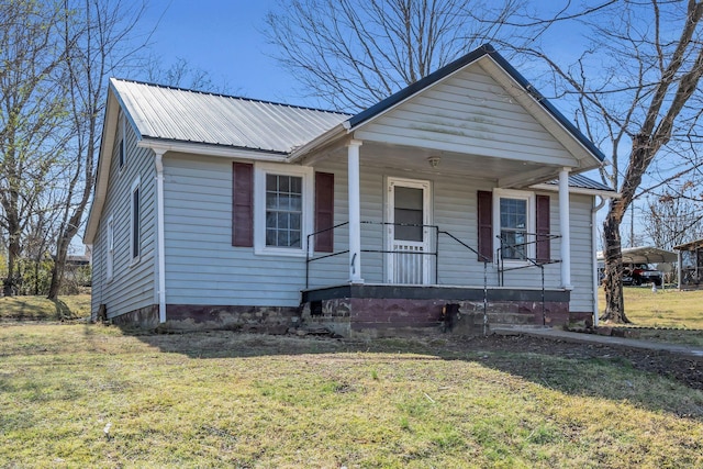 view of front of property with metal roof, a front lawn, and a porch