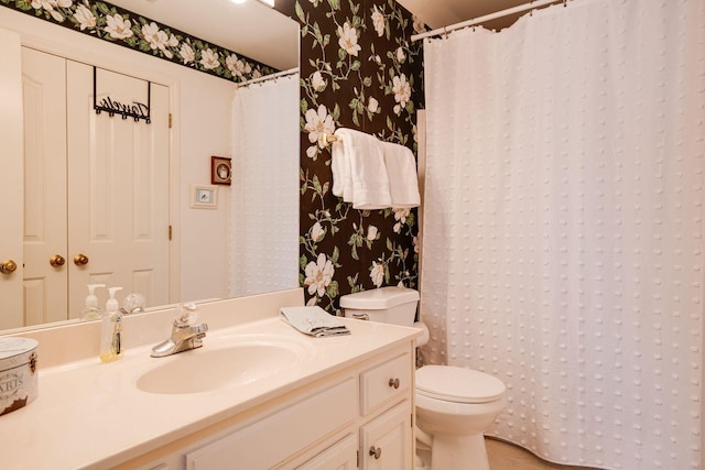 full bath featuring wallpapered walls, a shower with shower curtain, toilet, and vanity