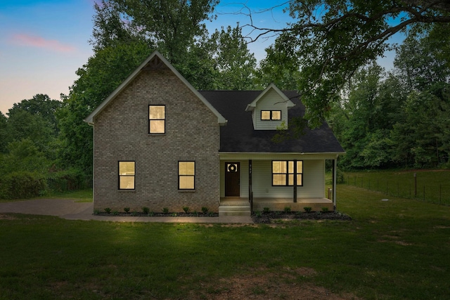 962 Belmont Rd, Clarksville, TN 37040 - view of front facade with covered porch, a front yard, and brick siding